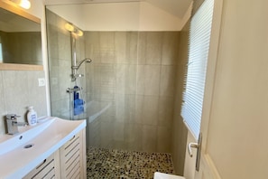 Shower, towels - La Graveline, Logement Pour 6 Personnes (Le Crotoy)