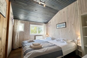 3 bedrooms, travel cot, bed sheets