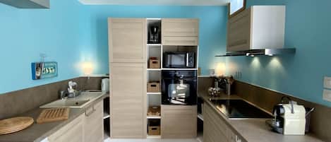 Frigorifero, microonde, forno, piano cottura