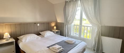 3 bedrooms, travel crib, bed sheets