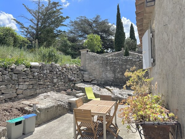 Outdoor dining - Maison au Centre du Village, Avec vue du Château de la Terrasse (Les Baux-de-Provence)