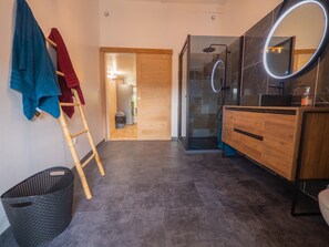 Douche, sèche-cheveux, serviettes fournies, savon