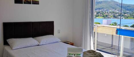 Superior tvåbäddsrum | Allergitestade sängkläder, skrivbord och arbetsyta för laptop