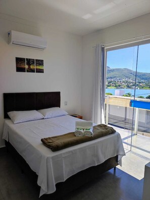 Superior tvåbäddsrum | Allergitestade sängkläder, skrivbord och arbetsyta för laptop