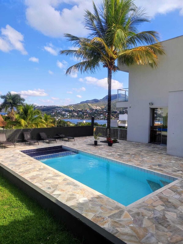 Außenpool, geöffnet von 09:00 Uhr bis 18:00 Uhr, Liegestühle