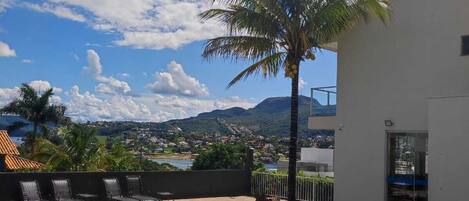 室外游泳池,09:00 至 18:00 开放,日光浴躺椅