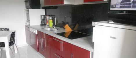 Kylskåp, mikrovågsugn, ugn och spishäll