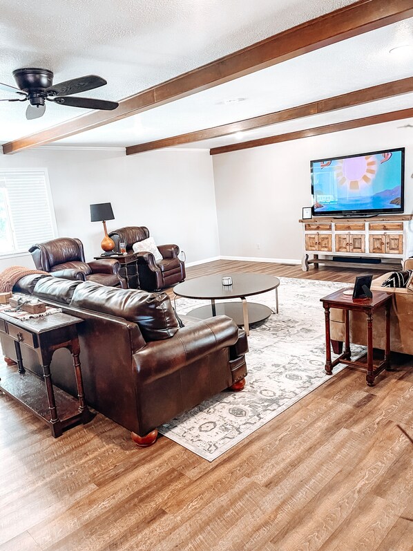 Smart TV, fireplace, stereo