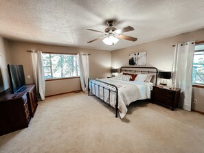 4 bedrooms, iron/ironing board, travel cot, free WiFi - Blazers Mill Hideout:  4 BR/3 1/2BA  Hot tub, Fireplace, pool table & great yard (Ruidoso)