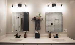 Doccia, asciugamani, sapone, shampoo