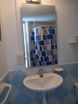 Habitación estándar | Baño | Regadera, regadera tipo lluvia, secadora de cabello