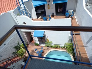 Vista frontal de la propiedad