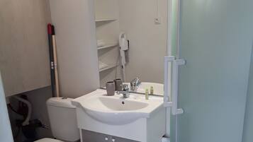 Douche, serviettes fournies, papier toilette