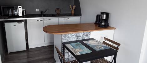 Een koelkast, een microgolfoven, een kookplaat