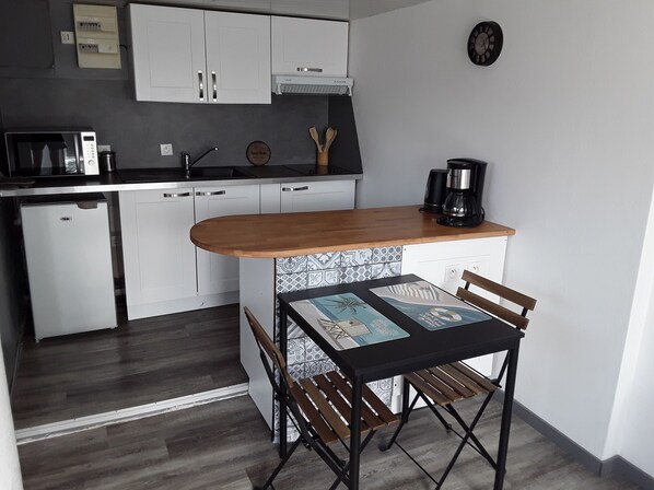 Réfrigérateur, micro-ondes, plaque de cuisson, cafetière/bouilloire