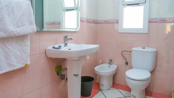 Sèche-cheveux, bidet, serviettes fournies, savon