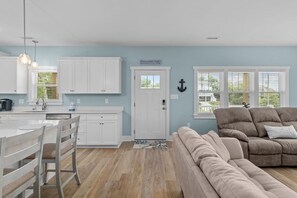 TV - Modern Beach Villa: 1 Min-walk to Beach! Ping Pong (Emerald Isle)