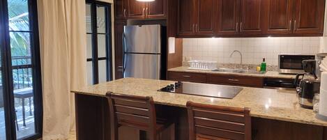 Frigorífico, microondas, horno y placa de cocina