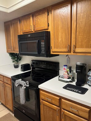 Fridge, microwave, oven, stovetop - Two Story Townhouse 3/3 (Gainesville)