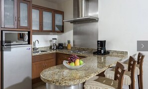 Réfrigérateur, micro-ondes, plaque de cuisson, lave-vaisselle