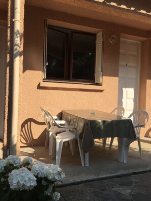 Outdoor dining - Studio Dans Grand Parc, Proche Mer/rivière Idéal Couple et Famille (Santa-Maria-Poggio)