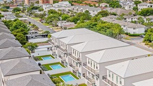 Ein Resort mit mehreren Gebäuden, jedes mit einem Swimmingpool und Blick auf den Ozean.