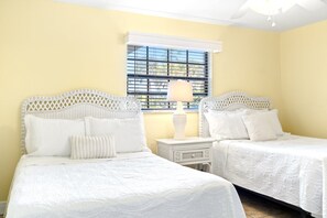 2 bedrooms, iron/ironing board, travel cot, free WiFi - Beautiful ground floor condo. Steps to the heated pool, BBQ grills, and beach! ☀️ (Cocoa Beach)