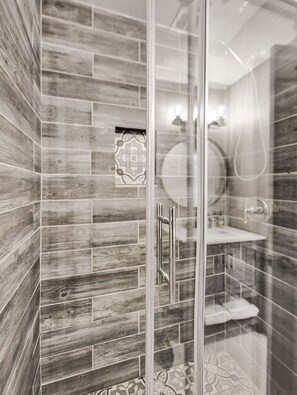 Dusche, Haartrockner, Handtücher, Seife