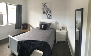 3 soverom, skrivebord, strykejern/-brett og reiseseng for barn