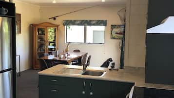 Refrigerador, microondas, horno, placa de cocina