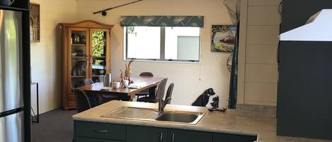 ثلاجة، ميكروويف، فرن، موقد طهي مسطح