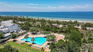 Un resort con piscina, playa y vista al océano.