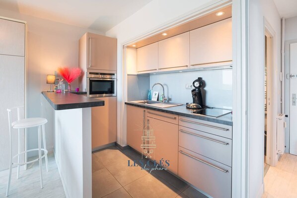 Fridge, oven, toaster, cookware/dishes/utensils