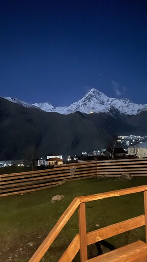 Property grounds - Cozy cottage with a panoramic view of Kazbegi. (Stepantsminda)