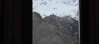 Cozy cottage with a panoramic view of Kazbegi.
