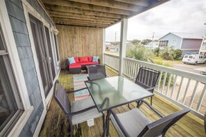 Outdoor dining - The Salty Pelican - 5BR-Sleeps 14 - Ocean View! (Kure Beach)