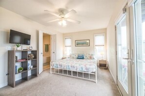 5 bedrooms, iron/ironing board, travel cot, WiFi - The Salty Pelican - 5BR-Sleeps 14 - Ocean View! (Kure Beach)