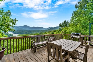Outdoor dining - Eagles Crest Big Views 4bed/3.5bath sleeps 8 hot tub resort access (Lake Lure)