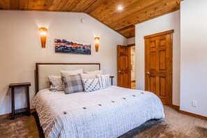 3 室のベッドルーム、旅行用ベビーベッド、WiFi (無料)、ベッドシーツ