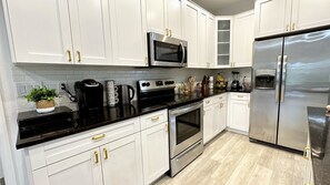 Kylskåp, mikrovågsugn, ugn och spishäll