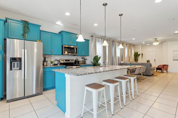 Een koelkast, een magnetron, een oven, een kookplaat