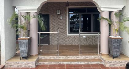 Cozy 2Bedroom w/Queen Beds + vibrant Living Room + Hi-speed WiFi + Kitchen