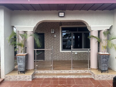 Cozy 2Bedroom w/Queen Beds + vibrant Living Room + Hi-speed WiFi + Kitchen
