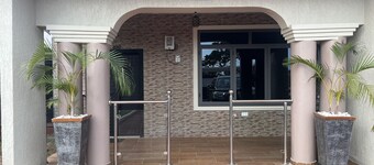 Cozy 2Bedroom w/Queen Beds + vibrant Living Room + Hi-speed WiFi + Kitchen