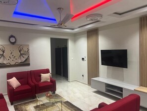 TV connectée, table de tennis de table, chaîne hi-fi