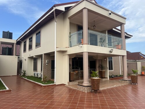 Cozy 2Bedroom w/Queen Beds + vibrant Living Room + Hi-speed WiFi + Kitchen