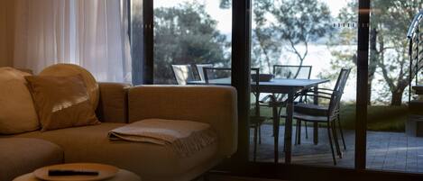 Smart-tv, eldstad och böcker