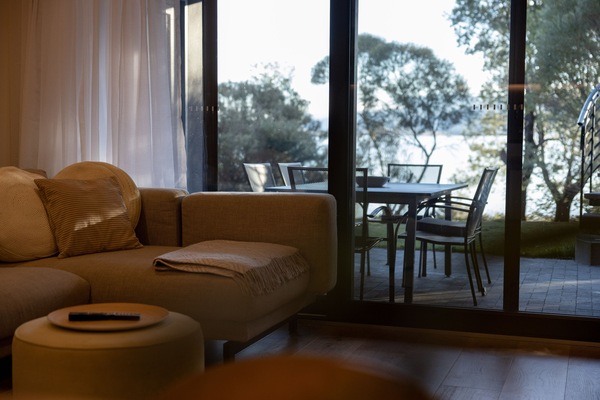 Smart-TV, Kamin, Bücher