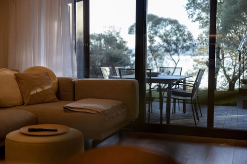  Lake Front Living New and Cosy seperate ground floor appartment