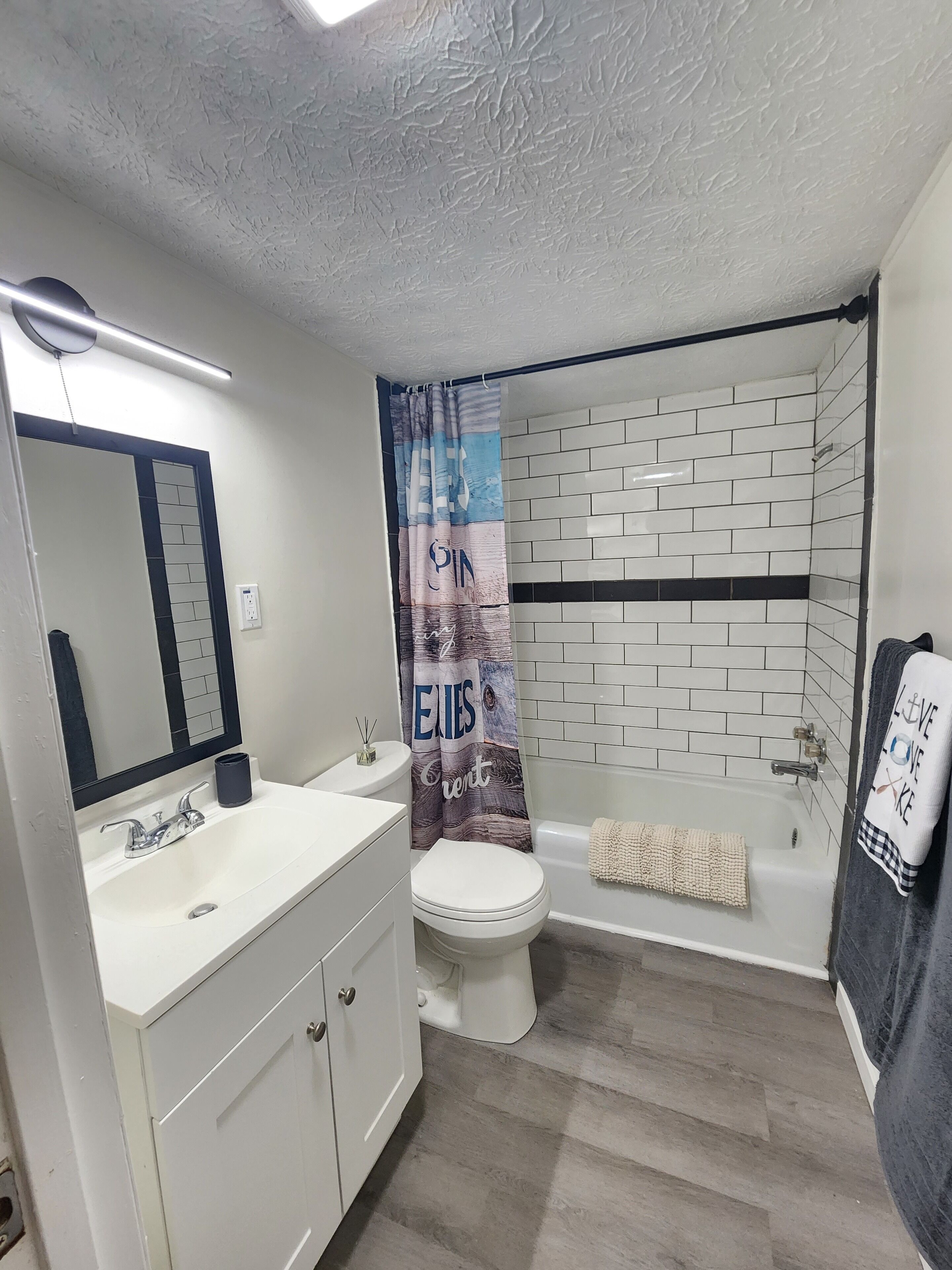 Secadora de cabello, toallas, jabón, shampoo 